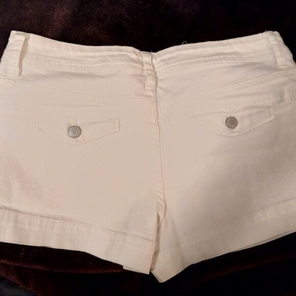 White shorts - Picture 1 of 3